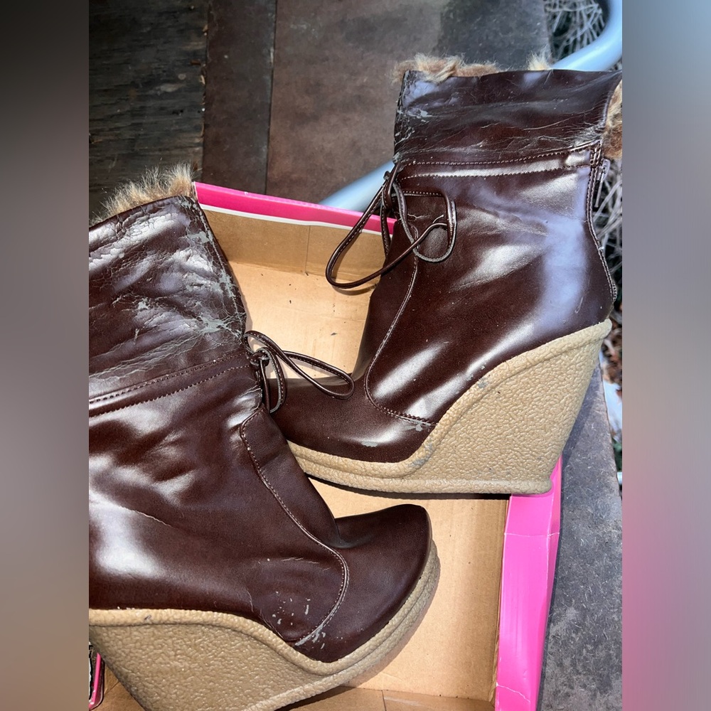 Faux fur gold down booties with tie pompoms π - Picture 9 of 12
